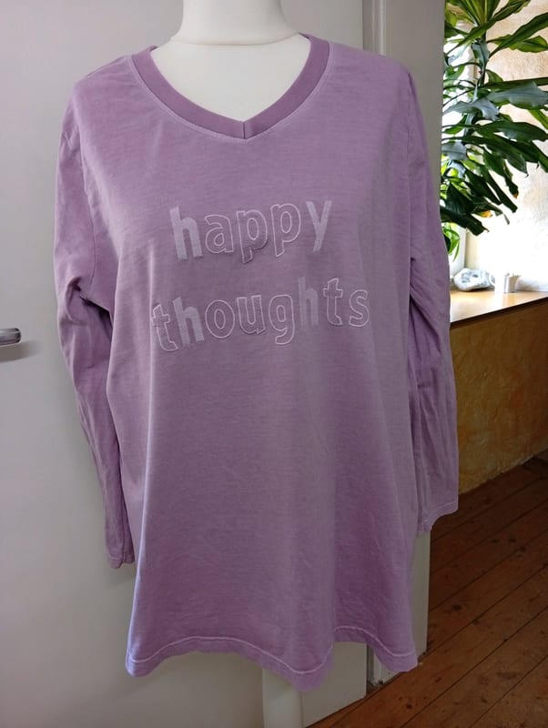 Damen Langarmshirt mit Schriftzug „happy thoughts“ sheego – Größe 44 – Lila
