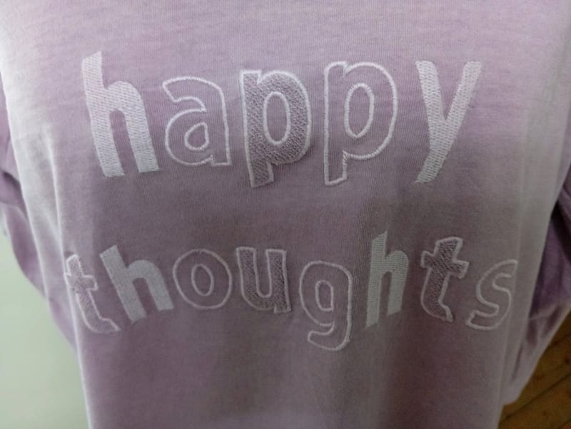 Damen Langarmshirt mit Schriftzug „happy thoughts“ sheego – Größe 44 – Lila – Bild 2 von 3