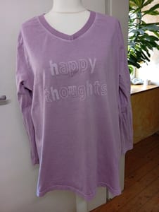 Damen Langarmshirt mit Schriftzug „happy thoughts“ sheego – Größe 44 – Lila