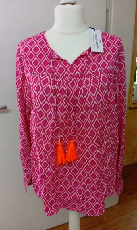 Damen Pinke Bluse mit Rautenmuster und orangen Quasten – Größe L/XL – Rosa