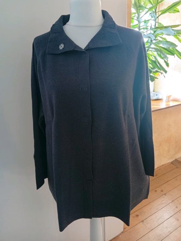 Damen Strickjacke mit Stehkragen, anthrazit-meliert 48/50 – Größe 48 – Grau