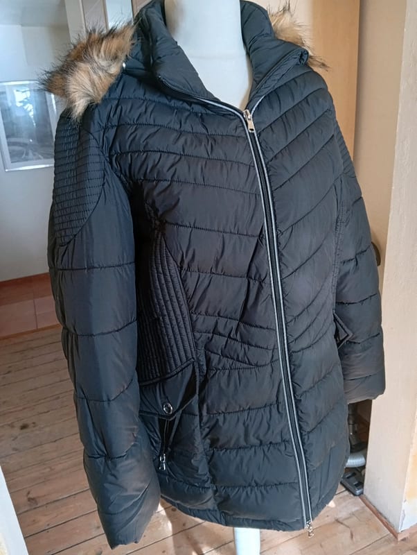 Damen Steppjacke Biker Style mit Kapuze und Kunstfellbesatz – Größe 42 – Schwarz – Bild 2 von 5