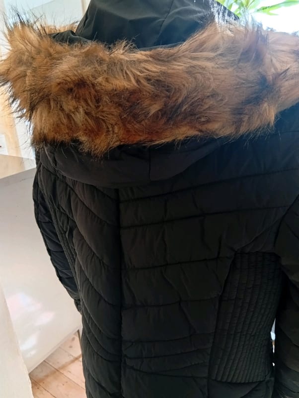 Damen Steppjacke Biker Style mit Kapuze und Kunstfellbesatz – Größe 42 – Schwarz – Bild 3 von 5