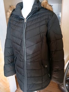 Damen Steppjacke Biker Style mit Kapuze und Kunstfellbesatz – Größe 42 – Schwarz