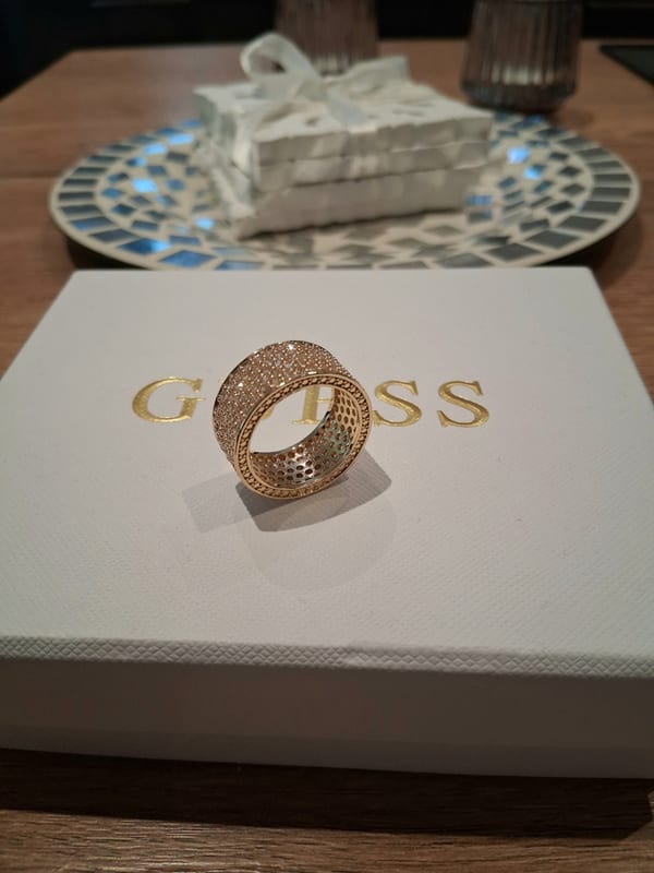 Damen Wunderschöner Pavè Ring goldfarben – Größe 57