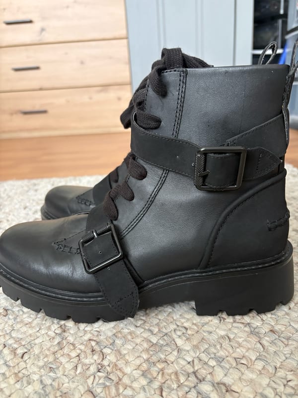 UGG Damen Schwarze Stiefeletten mit Schnürung und Schnallen – Größe 41