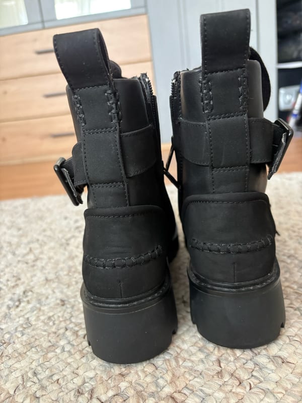 UGG Damen Schwarze Stiefeletten mit Schnürung und Schnallen – Größe 41 – Bild 2 von 5