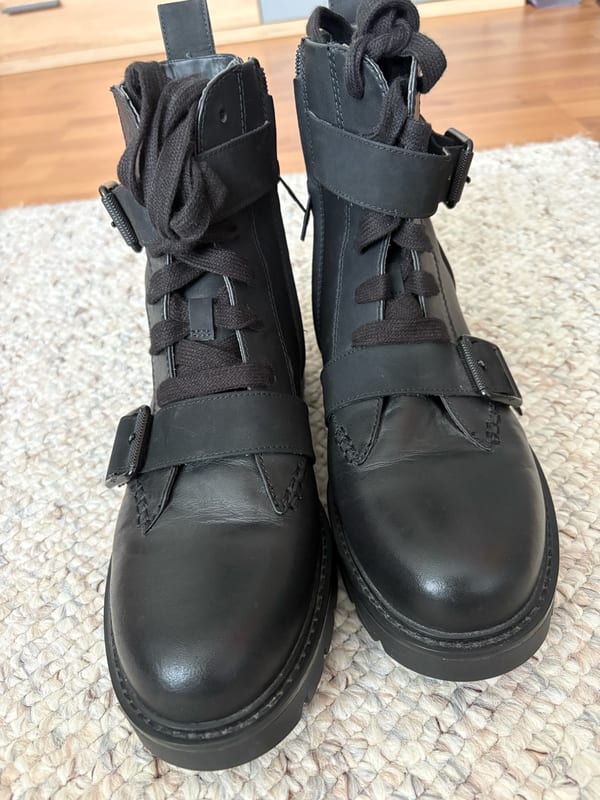 UGG Damen Schwarze Stiefeletten mit Schnürung und Schnallen – Größe 41 – Bild 4 von 5