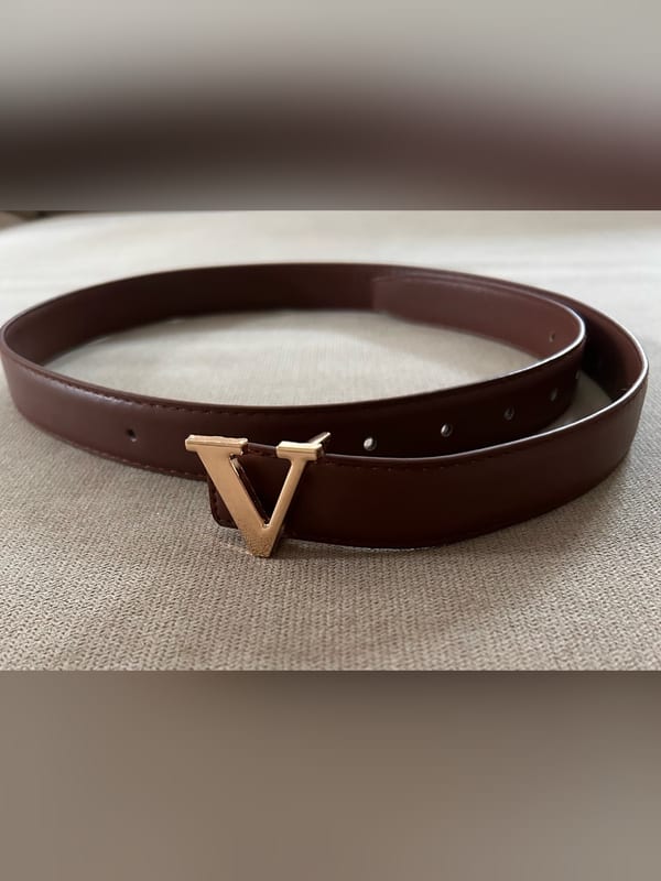 Damengürtel Braun mit goldenem V Emblem – Größe 110