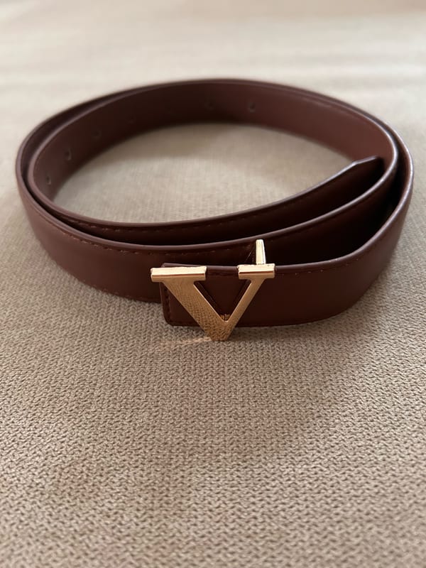 Damengürtel Braun mit goldenem V Emblem – Größe 110 – Bild 2 von 6