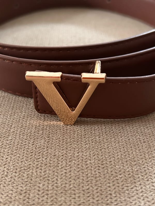 Damengürtel Braun mit goldenem V Emblem – Größe 110 – Bild 3 von 6