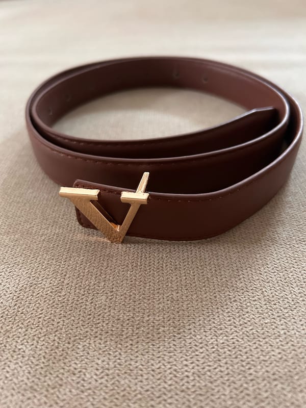 Damengürtel Braun mit goldenem V Emblem – Größe 110 – Bild 6 von 6