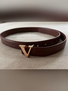 Damengürtel Braun mit goldenem V Emblem – Größe 110