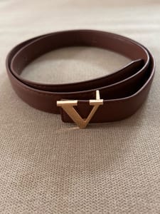 Damengürtel Braun mit goldenem V Emblem – Größe 110 – Bild 2 von 6