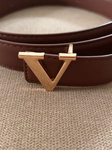 Damengürtel Braun mit goldenem V Emblem – Größe 110 – Bild 3 von 6