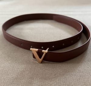 Damengürtel Braun mit goldenem V Emblem – Größe 110 – Bild 5 von 6