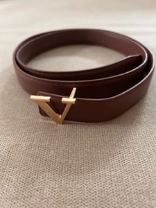 Damengürtel Braun mit goldenem V Emblem – Größe 110 – Bild 6 von 6
