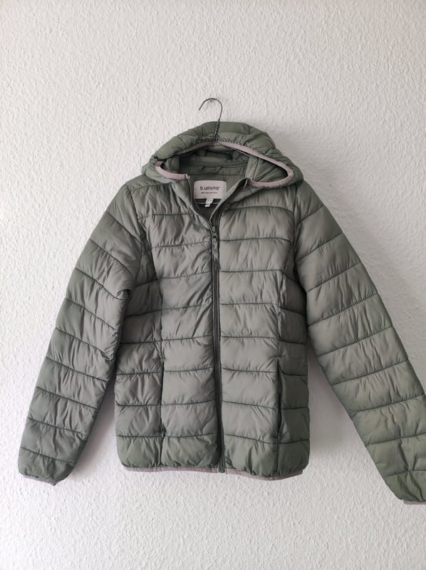 Damen Steppjacke mit Kapuze in Salbeigrün – Größe 36