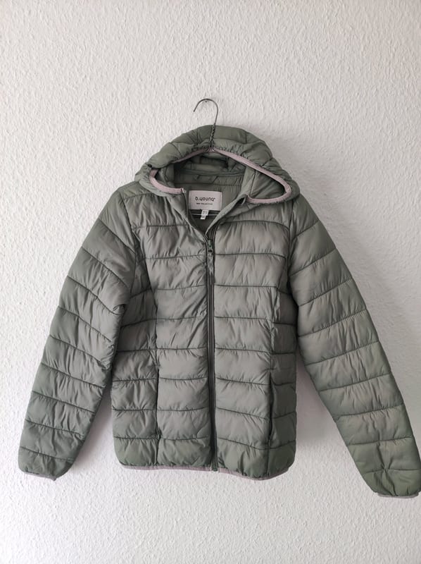 Damen Steppjacke mit Kapuze in Salbeigrün – Größe 36 – Bild 2 von 4