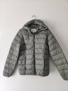 Damen Steppjacke mit Kapuze in Salbeigrün – Größe 36