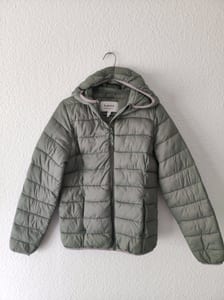 Damen Steppjacke mit Kapuze in Salbeigrün – Größe 36 – Bild 2 von 4