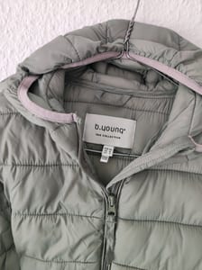 Damen Steppjacke mit Kapuze in Salbeigrün – Größe 36 – Bild 3 von 4