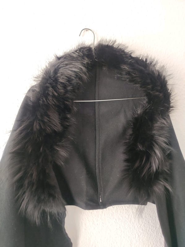 Damen Schwarzer Schal-Cape mit Fell-Kragen – Einheitsgröße – Bild 2 von 5