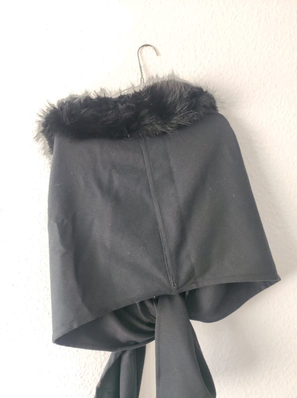 Damen Schwarzer Schal-Cape mit Fell-Kragen – Einheitsgröße – Bild 4 von 5