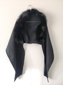 Damen Schwarzer Schal-Cape mit Fell-Kragen – Einheitsgröße