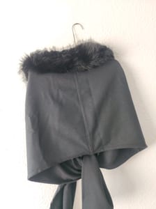 Damen Schwarzer Schal-Cape mit Fell-Kragen – Einheitsgröße – Bild 4 von 5