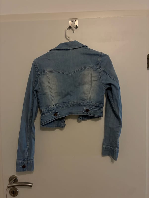 Damen Kurze Jeansjacke in hellblauer Waschung – Größe XS/S – Bild 2 von 2