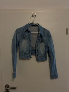 Damen Kurze Jeansjacke in hellblauer Waschung – Größe XS/S