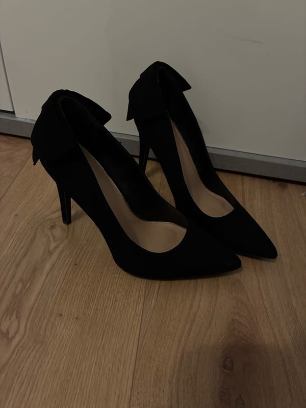 Damen Schwarze Pumps mit Schleife am Fersenteil – High Heels – Größe 40