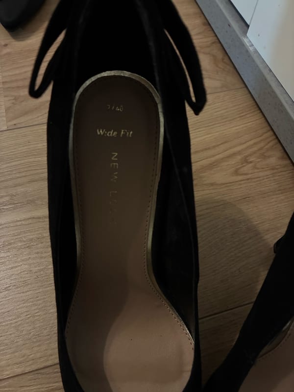 Damen Schwarze Pumps mit Schleife am Fersenteil – High Heels – Größe 40 – Bild 2 von 2