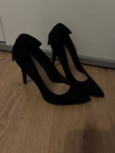 Damen Schwarze Pumps mit Schleife am Fersenteil – High Heels – Größe 40