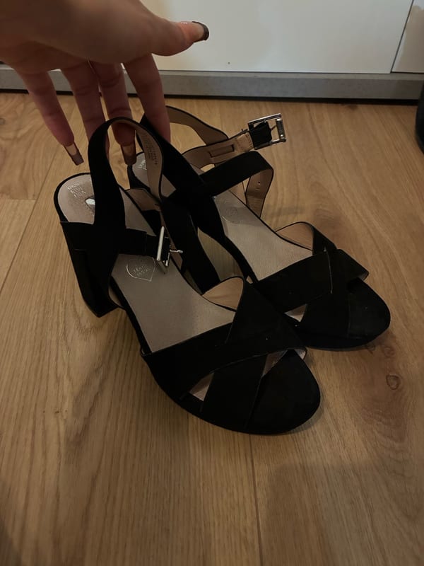 Damen Schwarze Sandaletten mit Blockabsatz und Riemchen – Größe 38
