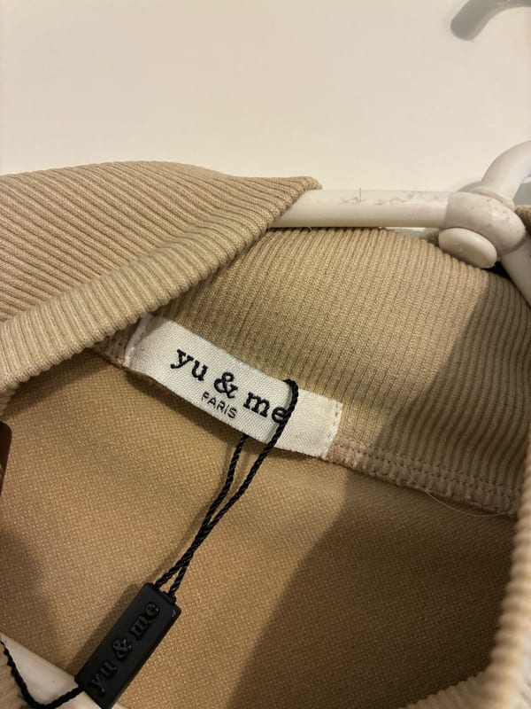 Damen Sportjacke Stehkragen Reißverschluss beige – Größe S/M – Bild 2 von 2