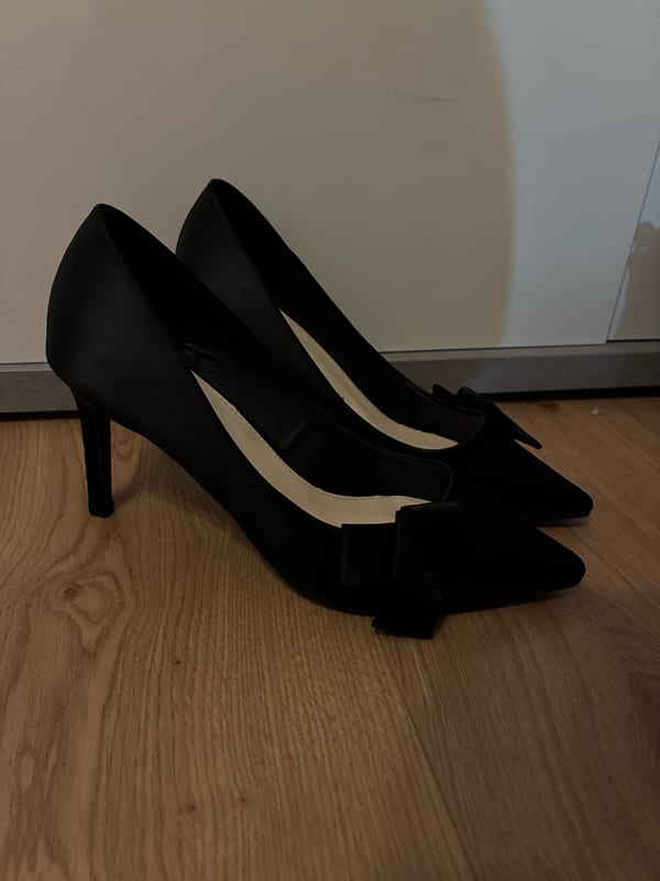 Damen Schwarze Pumps mit Schleife, spitze Form – Größe 40