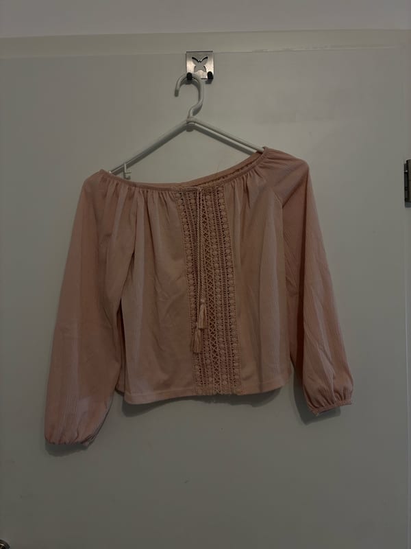 Damen Rosa Bluse mit Spitzeneinsatz und Quasten – Größe XS/S