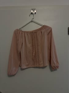 Damen Rosa Bluse mit Spitzeneinsatz und Quasten – Größe XS/S