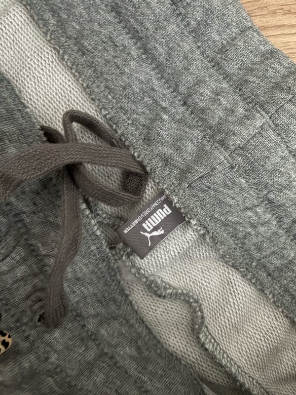 Herren Graue Sweatshorts mit Kordelzug – Größe S – Bild 2 von 3