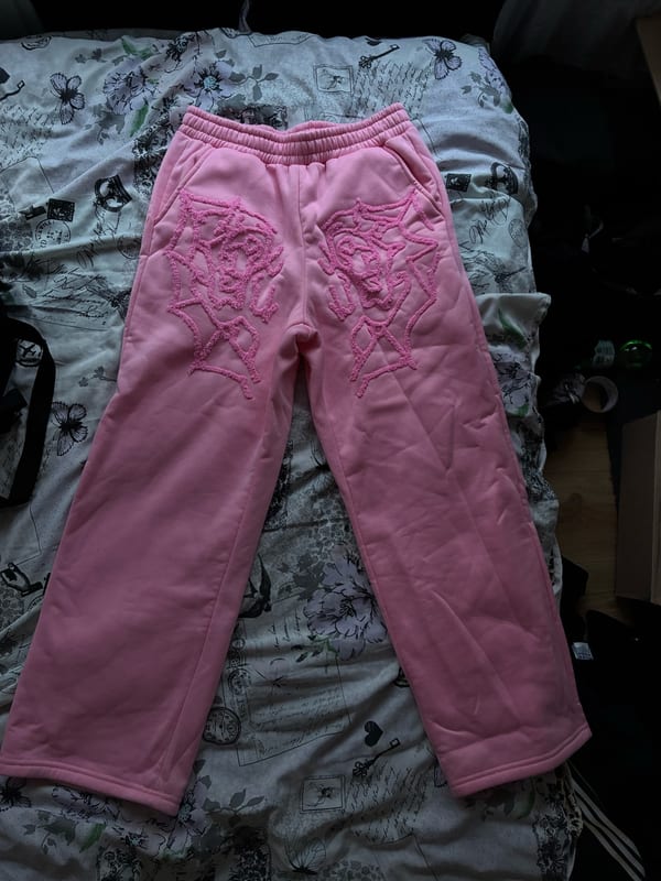 Herren Rosa Jogginghose mit aufgesticktem Netzmotiv – Größe S