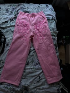 Herren Rosa Jogginghose mit aufgesticktem Netzmotiv – Größe S