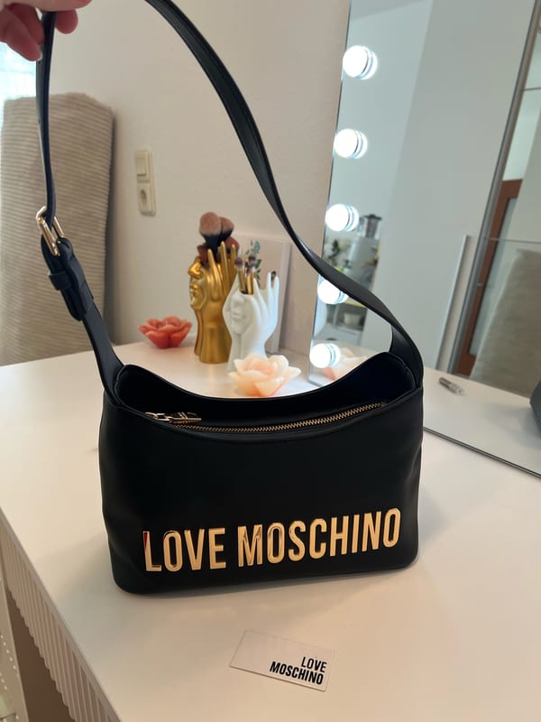 Damen Schultertasche in Schwarz mit goldenen Metall-Buchstaben – Bild 3 von 12