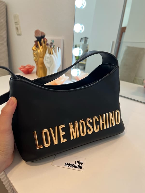 Damen Schultertasche in Schwarz mit goldenen Metall-Buchstaben