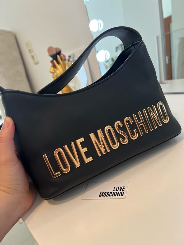 Damen Schultertasche in Schwarz mit goldenen Metall-Buchstaben – Bild 4 von 12