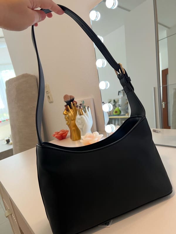 Damen Schultertasche in Schwarz mit goldenen Metall-Buchstaben – Bild 5 von 12