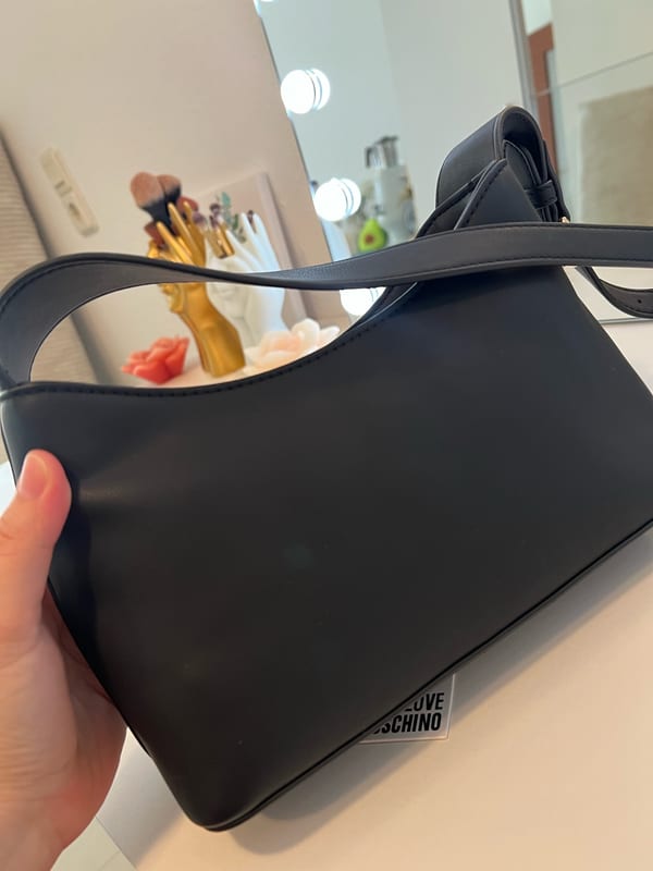 Damen Schultertasche in Schwarz mit goldenen Metall-Buchstaben – Bild 6 von 12
