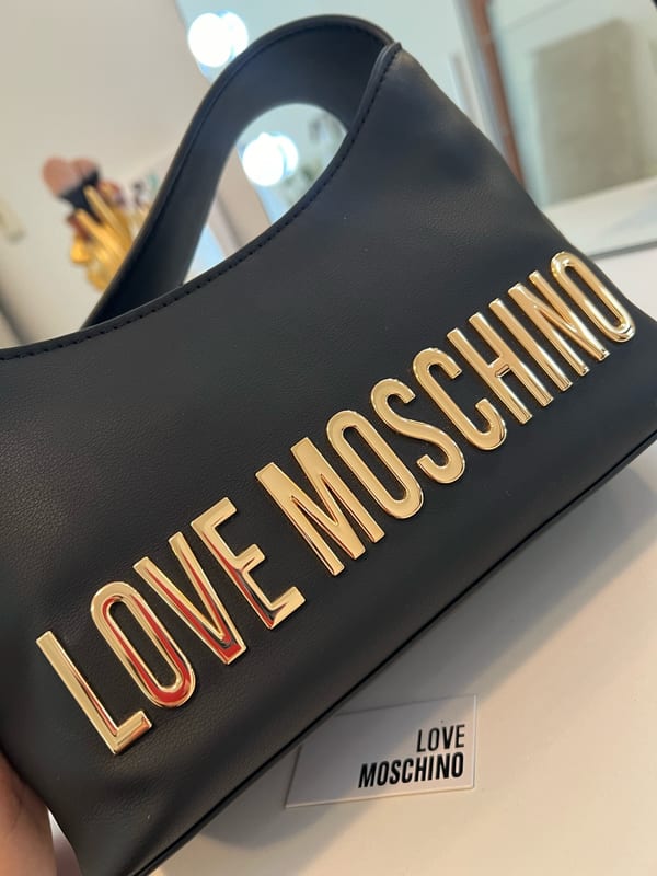 Damen Schultertasche in Schwarz mit goldenen Metall-Buchstaben – Bild 7 von 12