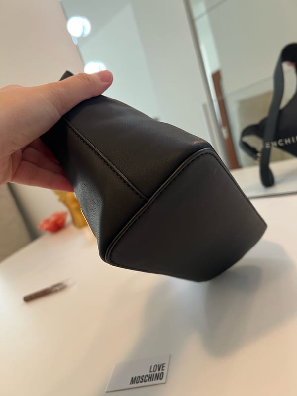 Damen Schultertasche in Schwarz mit goldenen Metall-Buchstaben – Bild 8 von 12